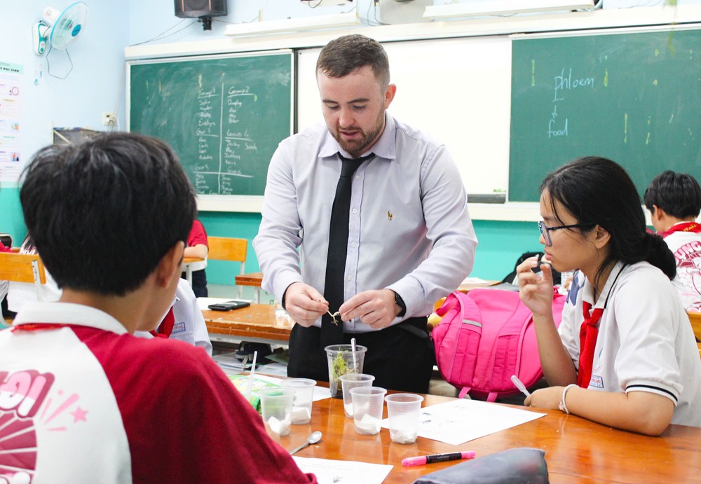 学生们正在参加科学学课的实习课堂。