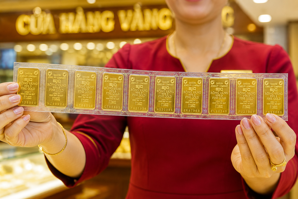 SJC 金条价格目前挂牌买入价每两为 1 亿3750万元，卖出价 1 亿4150万元。