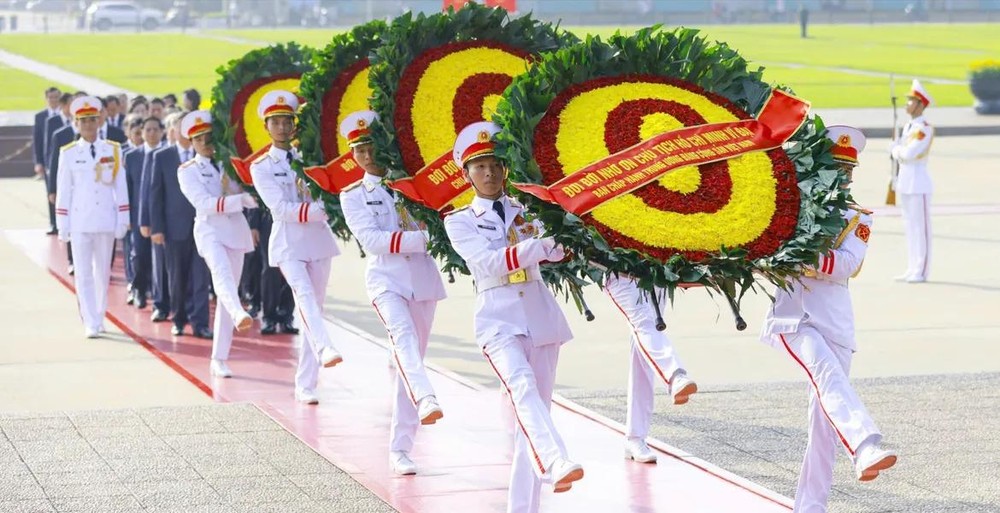  值越南荣军烈士节 79 周年纪念之际，7 月 26 日上午，党、国家和越南祖国阵线中央委员会领导、原领导同志敬献花圈并入陵瞻仰胡志明主席遗容。图：曰钟