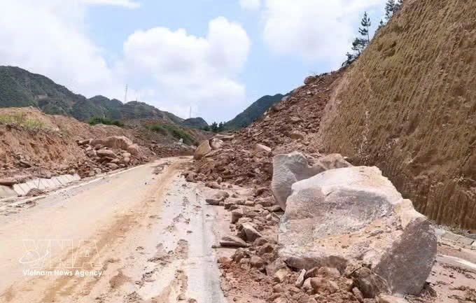 279号国道线路面被数十立方米土石掩埋。图片来源：越通社发