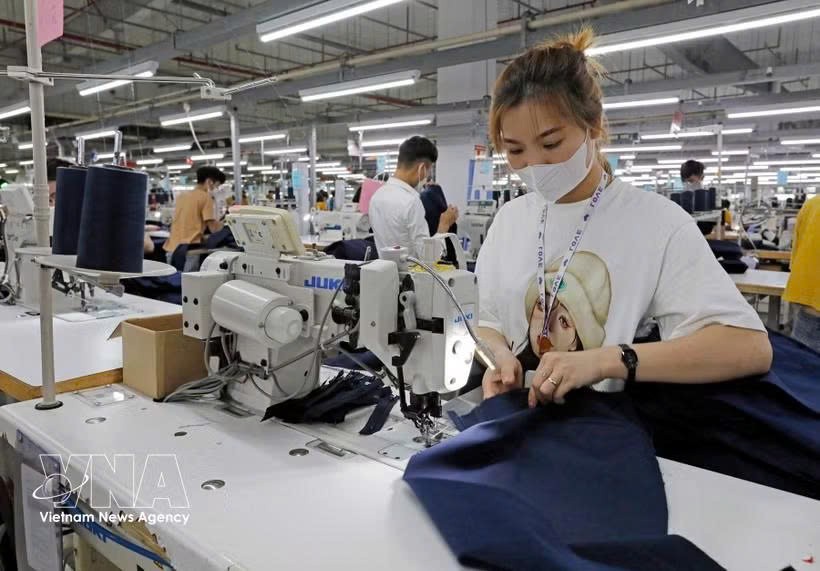 在永福TAL服装公司生产出口美国市场的服装。图自越通社