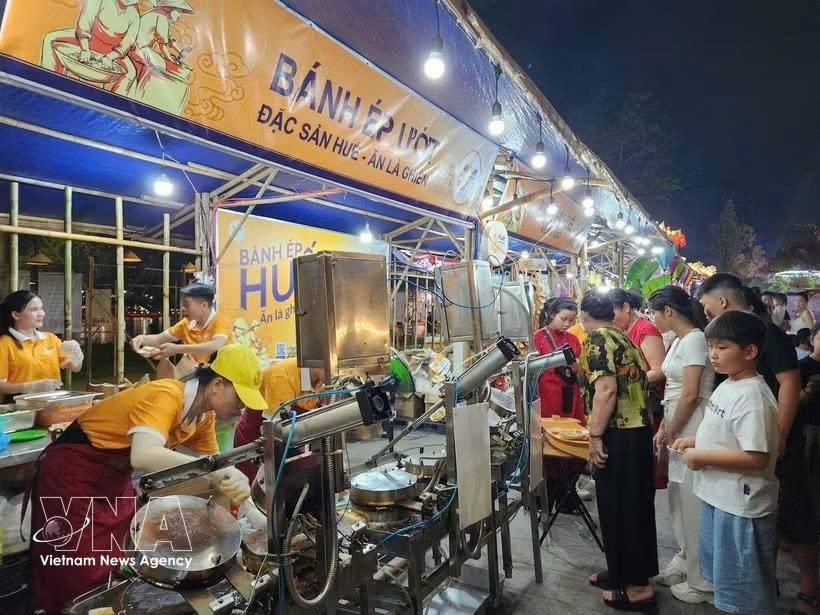 游客在2024年顺化传统美食周上品尝顺化特色糕点。图源：越通社