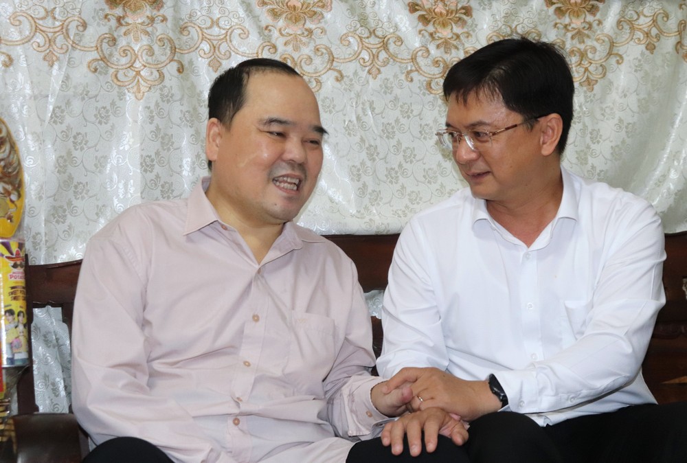 胡志明市人委会副主席阮孟强亲切交谈并问候荣军陈功效的健康状况。图：锦雪
