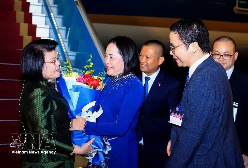 越南国会副主席阮氏清在机场迎接柬埔寨国会主席昆索达莉。图自越通社