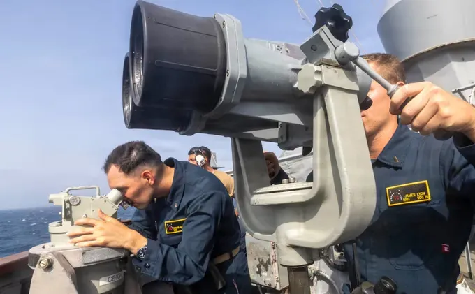美国海军监视霍尔木兹海峡区域的船只。图：美国海军（USNAVY）