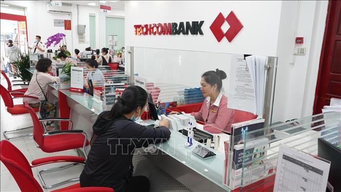  客户在科技银行（TechcomBank）办理交易。资料图：清新/越通社