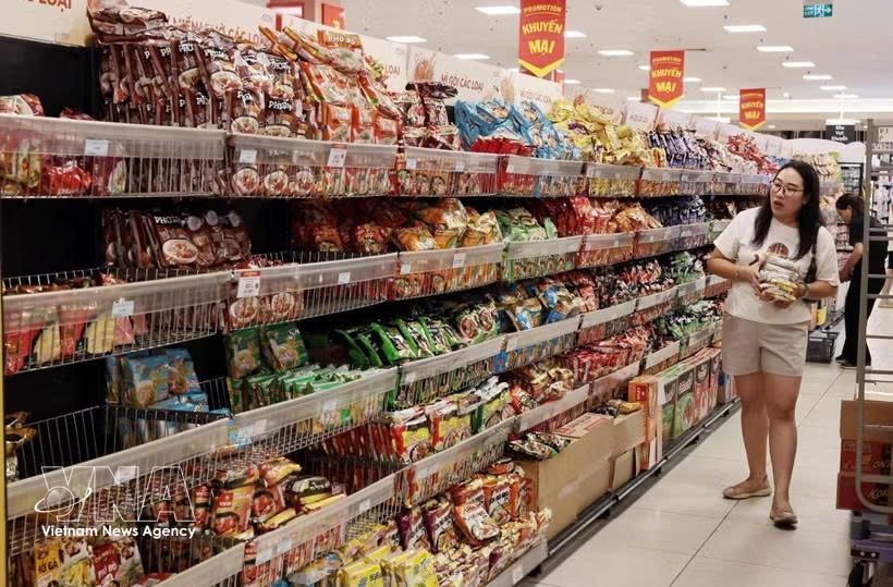 顾客在永旺（龙边）超市选购商品。图自越通社