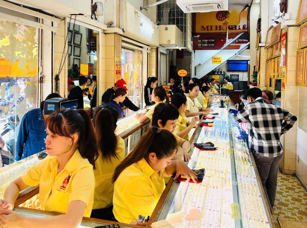 胡志明市一家金店内的交易顾客人数并不算多。图：阮黄/《新闻与民族报》