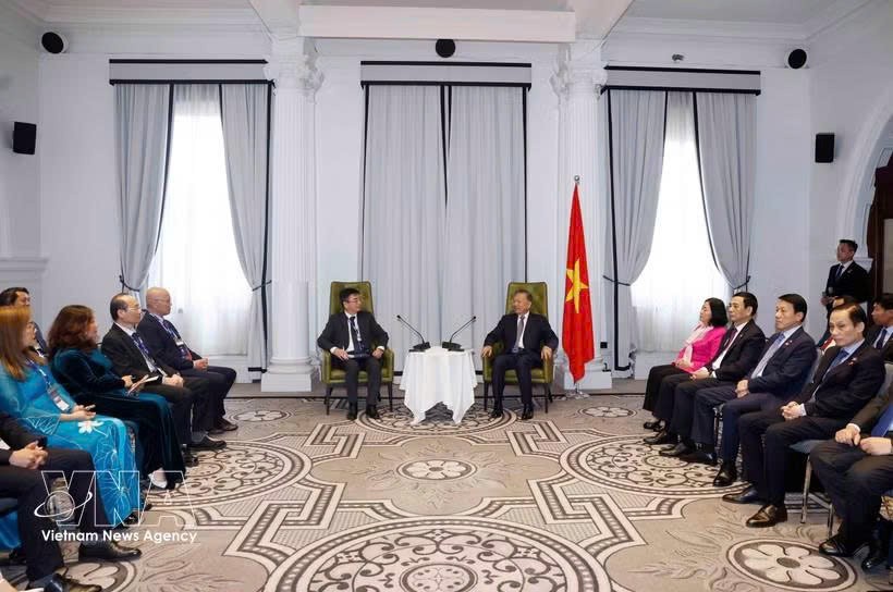 越南党中央总书记、国家主席苏林同澳大利亚越南知识分子与专家协会（VASEA）部分优秀知识分子和科学家代表合影。图片来源：越通社