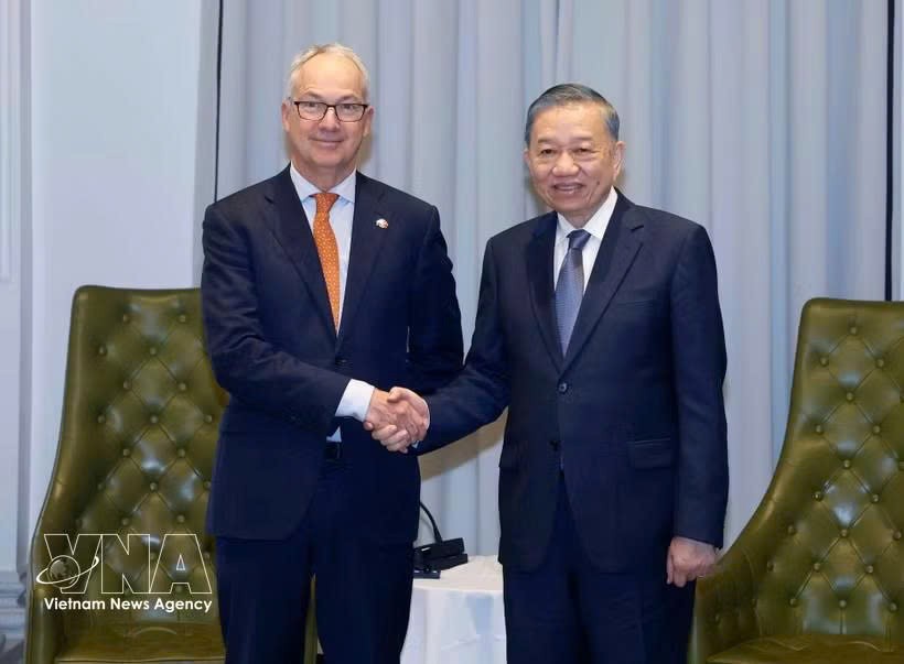 越南党中央总书记、国家主席苏林会见澳大利亚政府东南亚问题特使尼古拉斯·摩尔。图自越通社