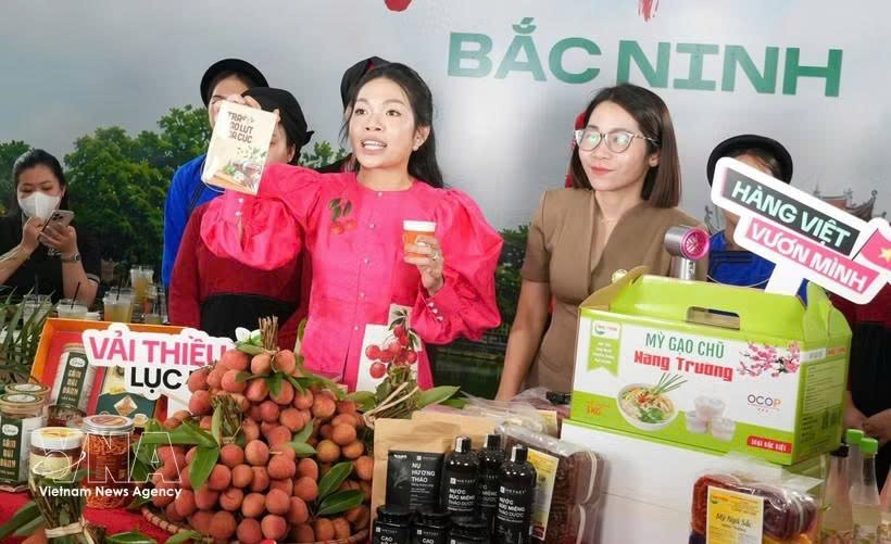 线上推广北宁省荔枝及OCOP产品。图自越通社