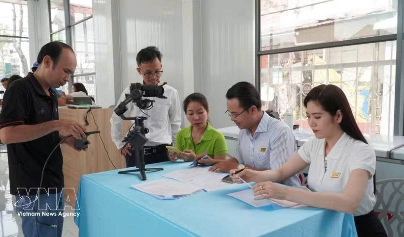 中小企业在金瓯省新闻及广播电视台数字平台上宣传推介产品。图自越通社