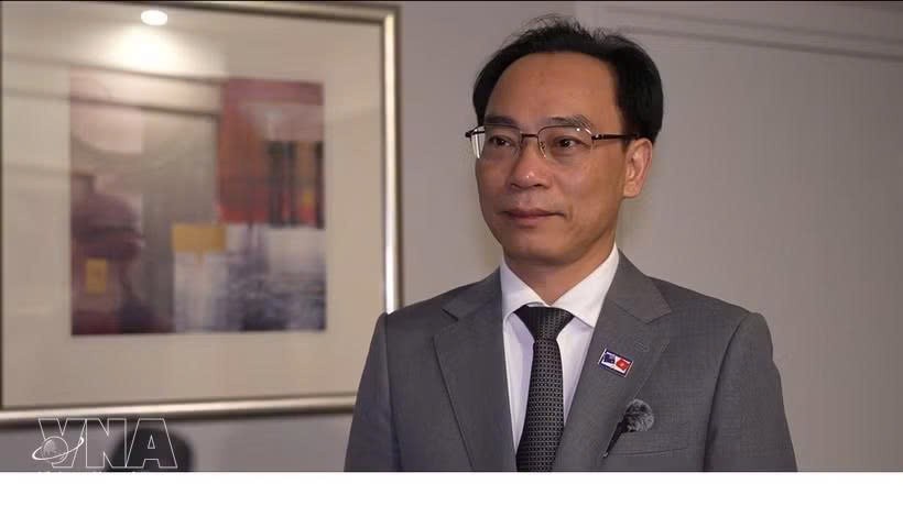 越南教育培训部部长黄明山接受越通社驻悉尼记者采访。图自越通社