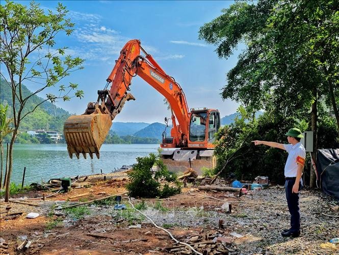 河内市金英乡同多湖沿岸多个位置开展了拆除违建工程工作。图：中原/越通社