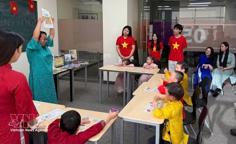 老师用生动的图片展示越南语。图自越通社