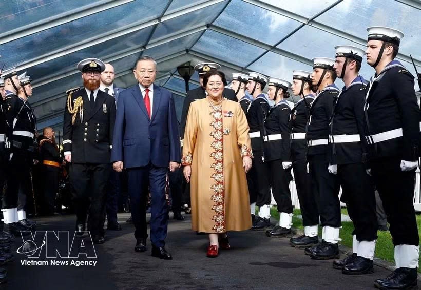 新西兰总督辛迪·基罗为越南党中央总书记、国家主席苏林一行举行欢迎仪式。