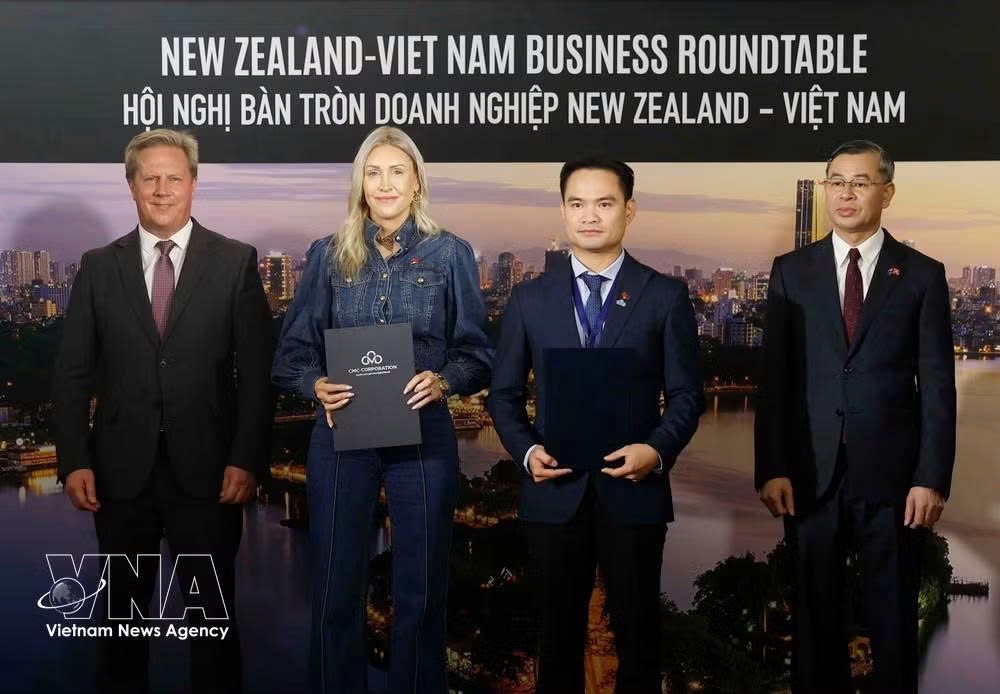 trao-cac-thoa-thuan-hop-tac-giua-doanh-nghiep-hai-nuoc-anh-ttxvn.jpg