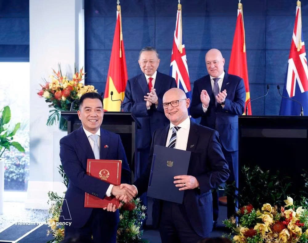 tong-bi-thu-chu-tich-nuoc-to-lam-va-thu-tuong-new-zealand-chung-kien-le-trao-van-kien-hop-tac.jpg