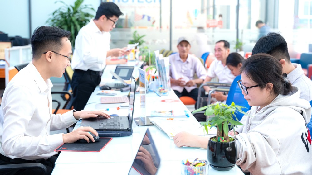 考生在胡志明市科技大学提交招考卷宗。图：清雄