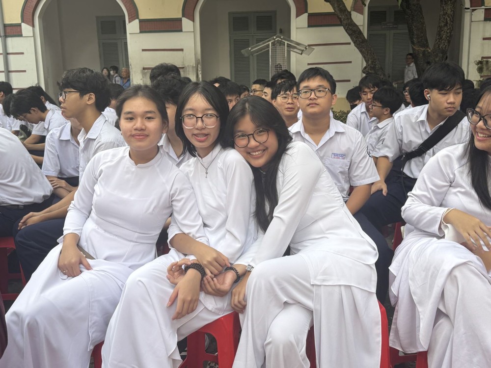 胡志明市十年级学生在2025-2026学年开学典礼上。