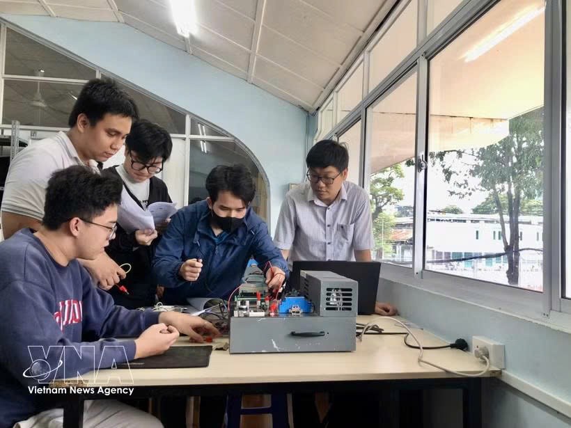 胡志明市国家大学理工大学学生应用高科技。图自越通社