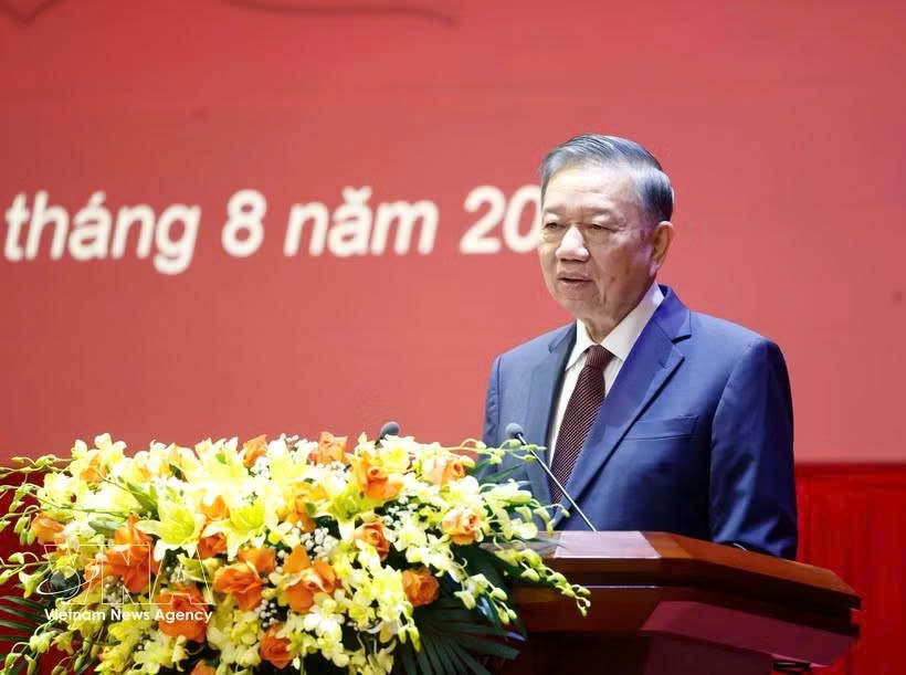党中央总书记、国家主席苏林出席第十四届党中央委员会委员知识更新培训班（第一期）开班仪式并发表指导讲话。图自越通社