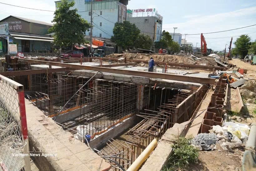 岘港收集雨水并缓解城市内涝的工程施工现场。图自越通社
