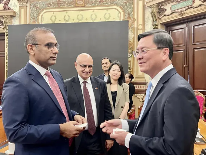  胡志明市人委会副主席阮功荣与国际金融公司（IFC）亚太区基础设施及自然资源总监维克拉姆·库马尔进行交流。图：国雄