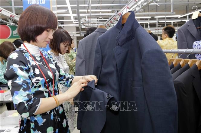 10號服装总公司缝制出口欧洲市场的商品。资料配图：陈越/越通社