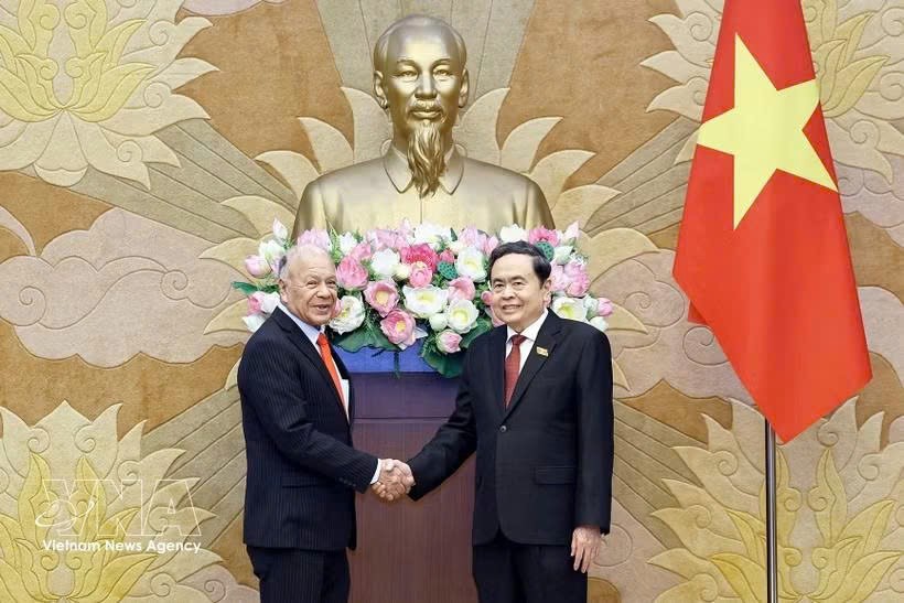 越南国会主席陈青敏和墨西哥劳动党总书记、参议员阿尔贝托·阿纳亚·古铁雷斯。图自越通社