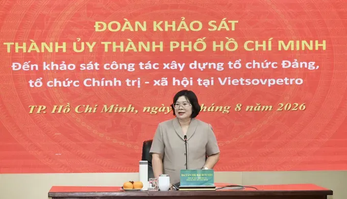  文氏白雪同志在工作会议上发表指导性讲话。图：越勇