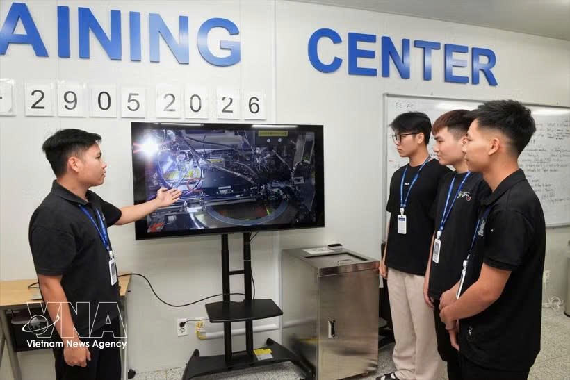 专家在北宁省安丰工业园区的Amkor Technology（越南）有限责任公司的高科技半导体生产线上指导工人。图自越通社