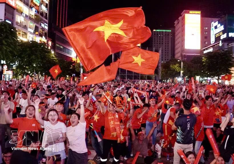 2026年东盟现代汽车杯半决赛次回合比赛中，阮春山为越南队攻入首球时，阮惠步行街的球迷瞬间沸腾。图：越通社