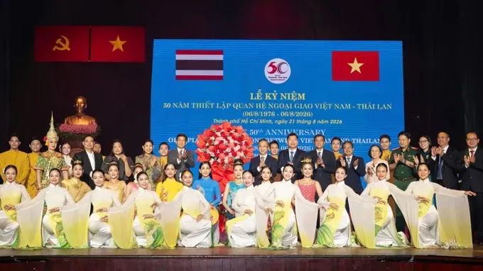 双方领导代表与代表团在纪念仪式上合影留念。