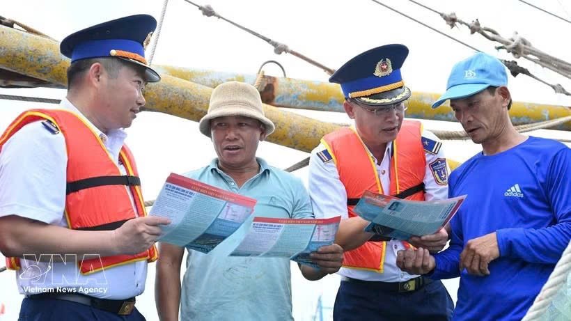 职能机构在胡志明市长海乡渔民出海捕捞前向他们宣传IUU（打击非法、不报告和不受管制捕捞）相关规定。图片来源：越通社