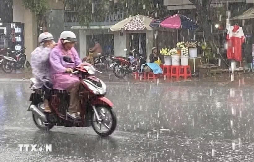 受热带低气压影响，全国多地出现强降雨。图自越通社