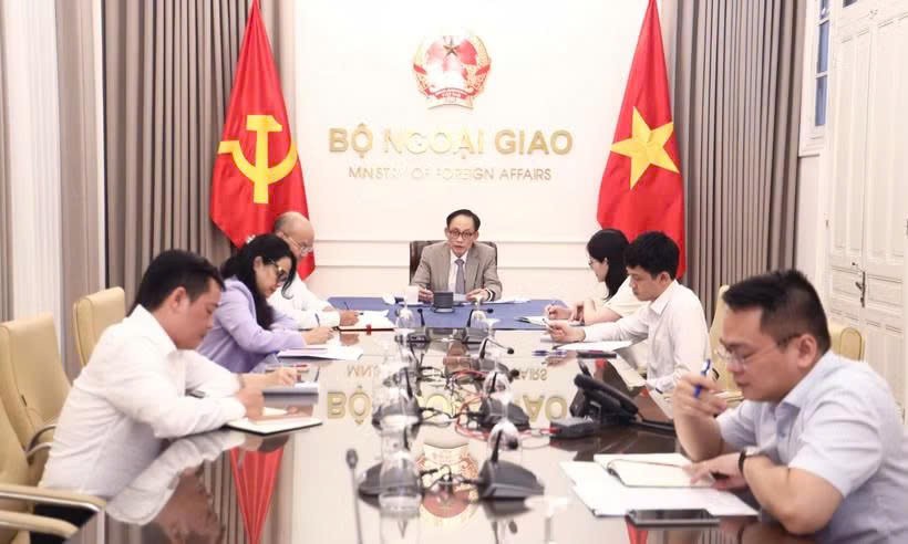 越南外交部长黎怀忠与加拿大外交部长阿妮塔·阿南德通电话。 图自越南外交部