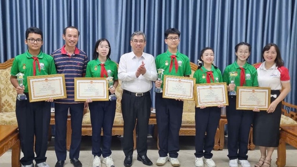 阮福禄同志在会见中与胡志明市“海浪”队合影留念。