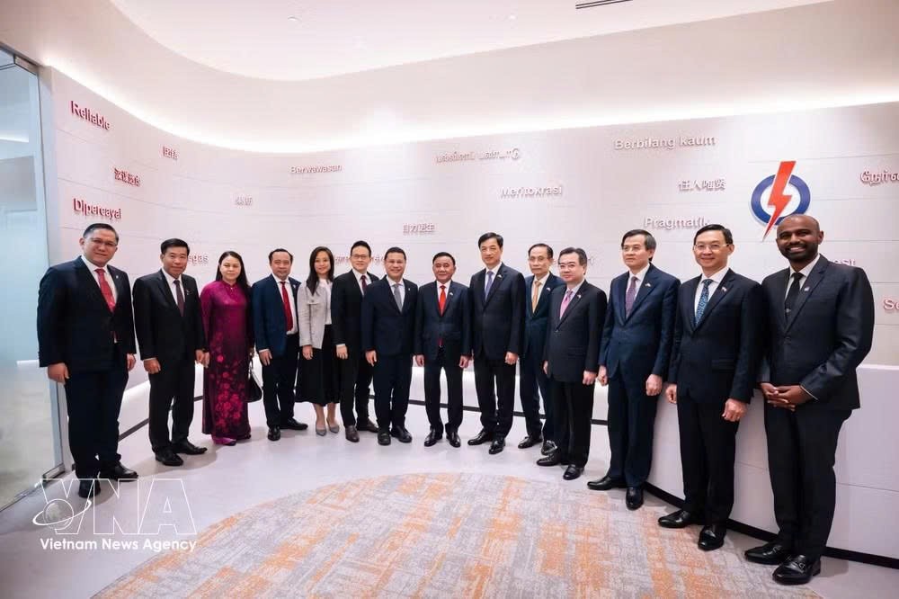thuong-truc-ban-bi-thu-tran-cam-tu-hoi-kien-chu-tich-dang-hanh-dong-nhan-dan-singapore-8977885-1.jpg