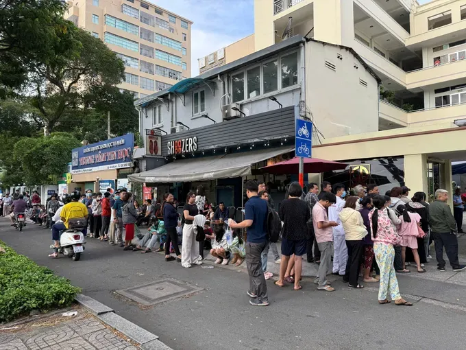 8月25日上午，家长在越南教育出版社驻胡志明市办事处排队等待为孩子购买教科书。