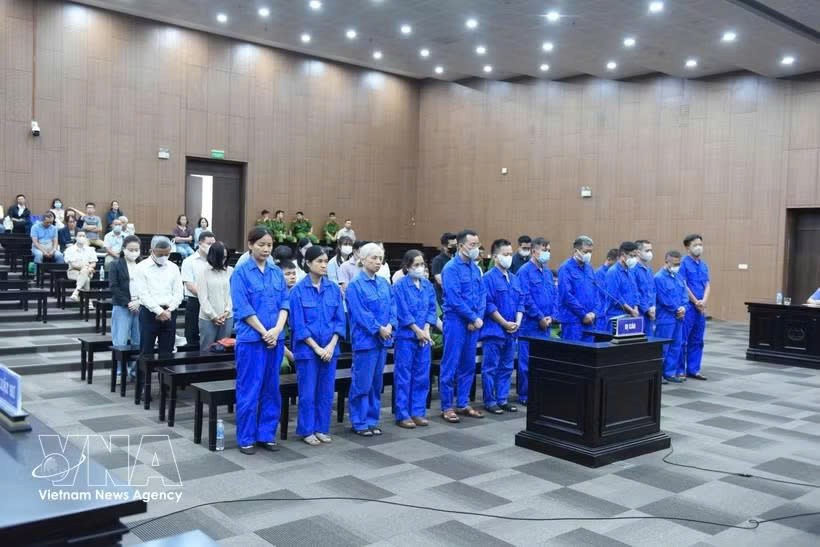 各被告听取法庭宣判。图自越通社
