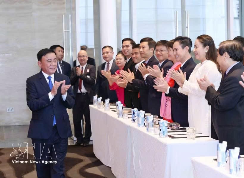越南党中央政治局委员、党中央书记处常务书记陈锦秀会见越南驻新加坡大使馆全体干部、工作人员以及旅新越南人代表。图自越通社
