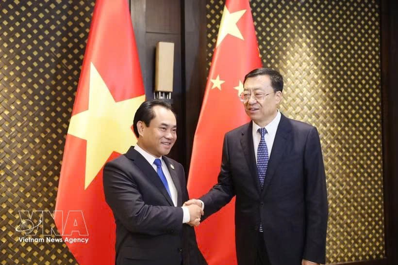 越南党中央委员、农业与环境部部长郑越雄和中国农业农村部部长张柱。图自越通社