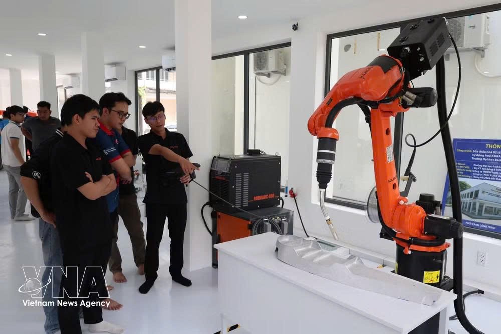 da-nang-tang-cuong-dao-tao-nhan-luc-robot-va-tri-tue-nhan-tao-8625068.jpg