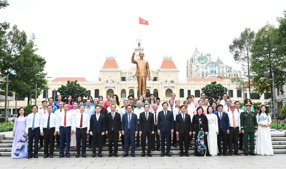 Đoàn -đại -biểu -TPHCM- chụp -ảnh-lưu-niệm.jpg