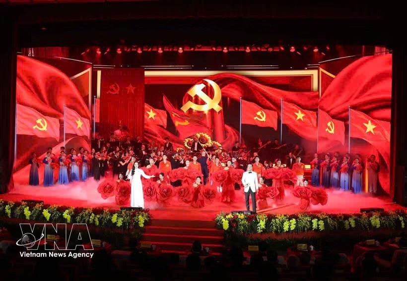 广宁市成立《决定》公布仪式暨一等劳动勋章授勋仪式的艺术表演节目。图自越通社