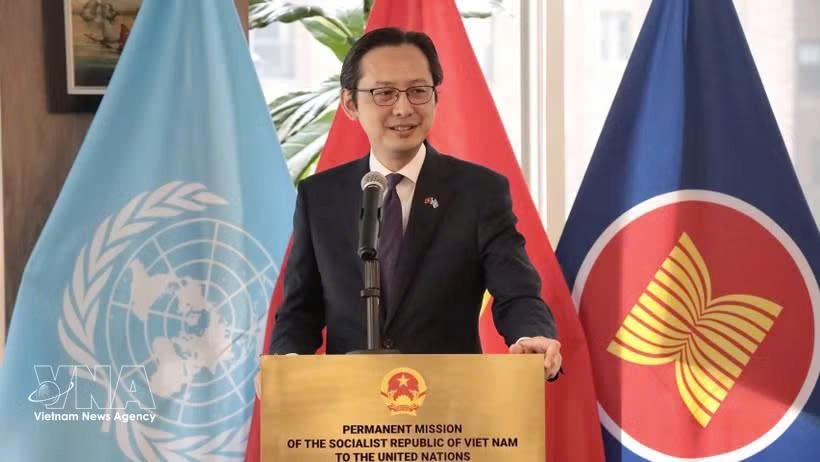 越南常驻联合国代表团团长杜雄越大使在纪念典礼上致辞。图自越通社