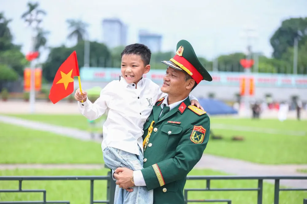 Hai -cha -con -chụp -ảnh -lưu -niệm -tại -Lăng -Bác..jpg