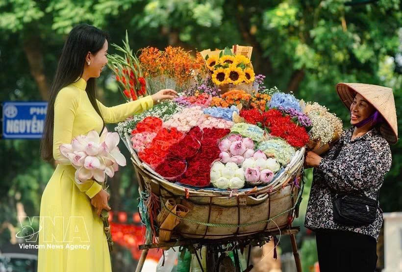 卖花的单车小贩是河内秋天一道特有的美景。图自越通社