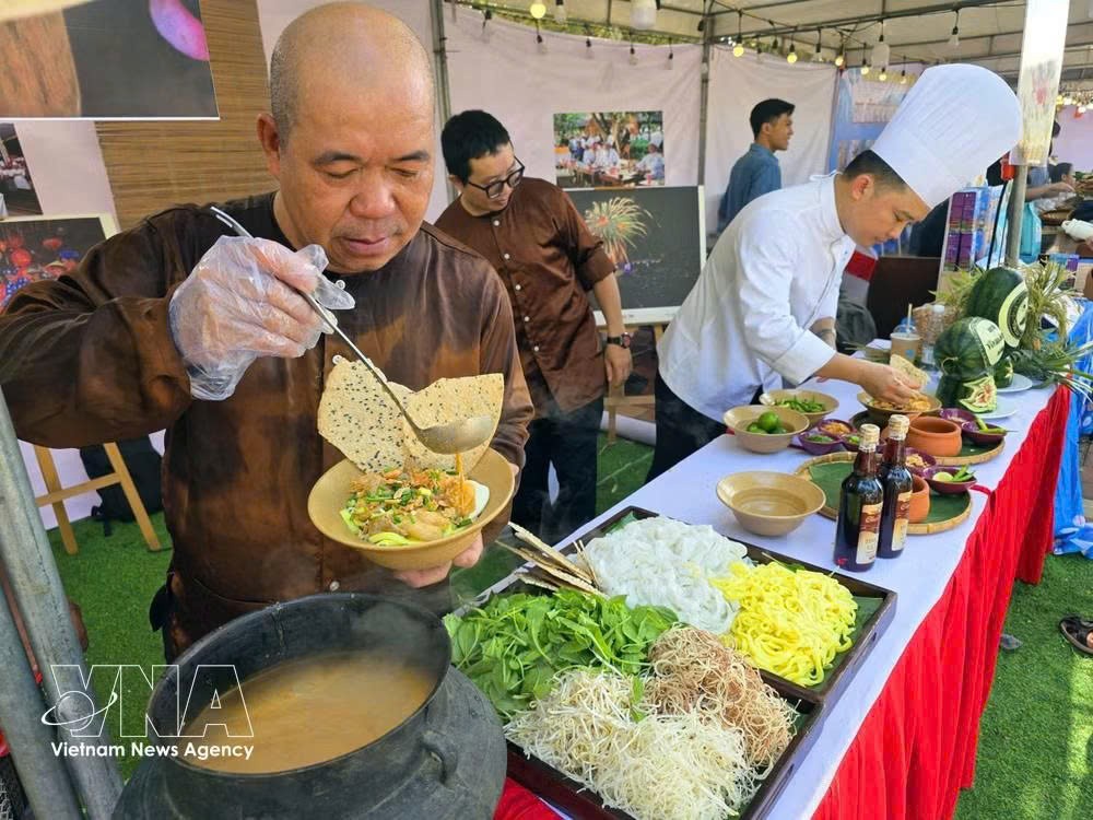 khai-mac-ngay-hoi-ton-vinh-mi-quang-tinh-hoa-am-thuc-xu-quang-nam-2026.jpg